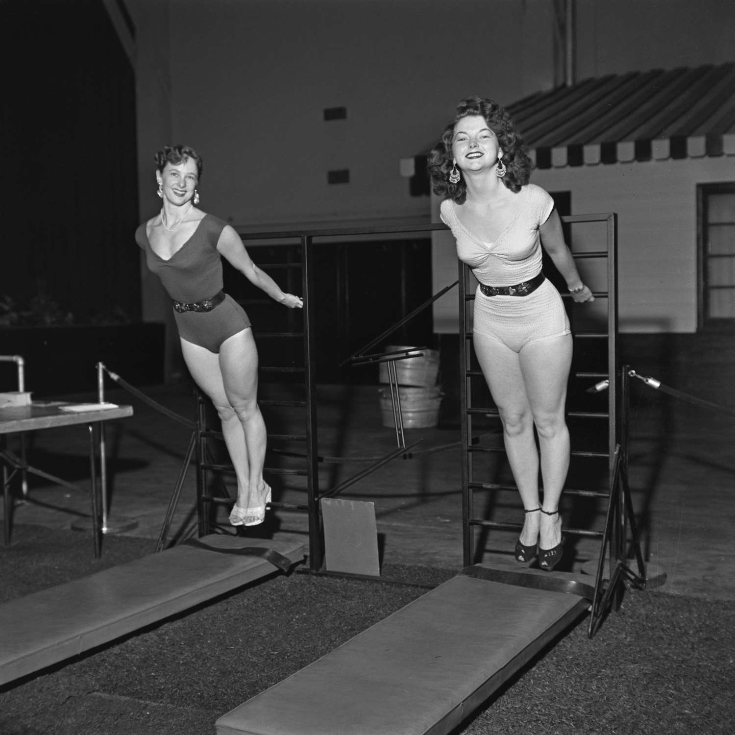 女性在维克Tanny健身房在1950年代”class=