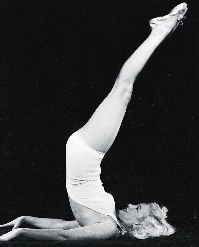一个女人从1930年代- 1940年代做一个迷人的姑娘的锻炼”>
          </noscript>
         </div>
        </div>
        <figcaption id=