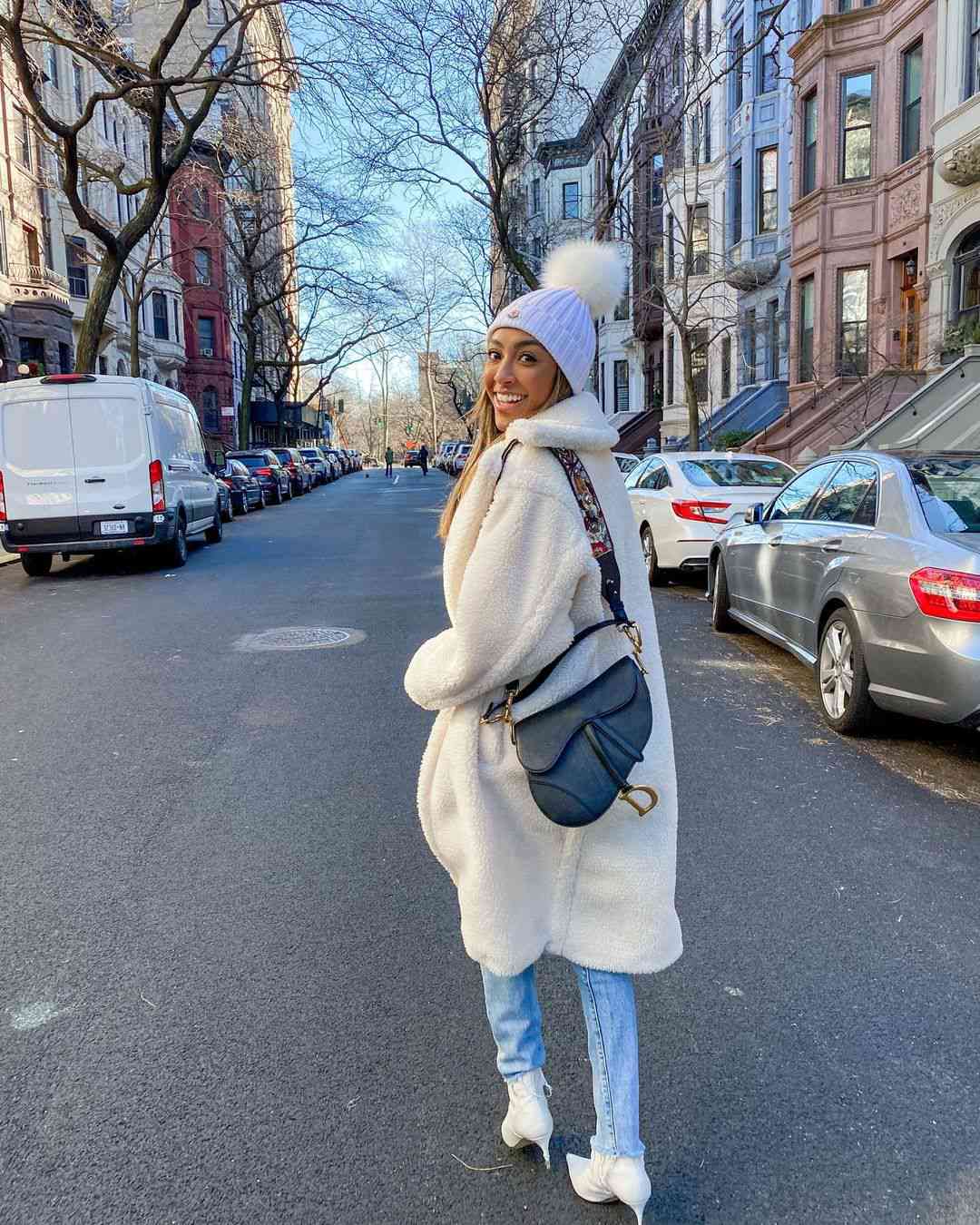 Tayshia Adams在纽约的冬天穿着大衣
