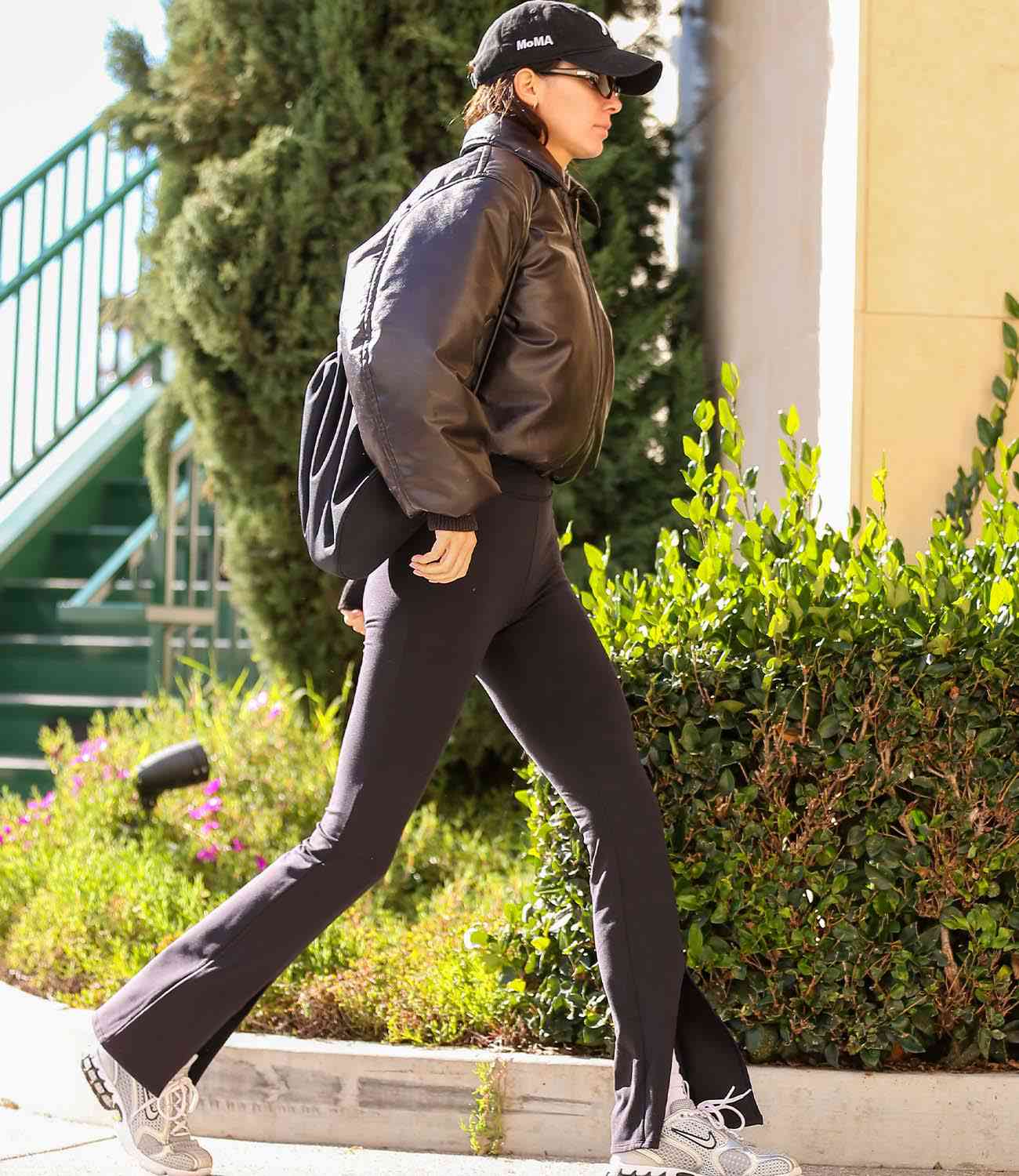肯德尔詹纳穿喇叭瑜伽裤子在2023年1月在洛杉矶。