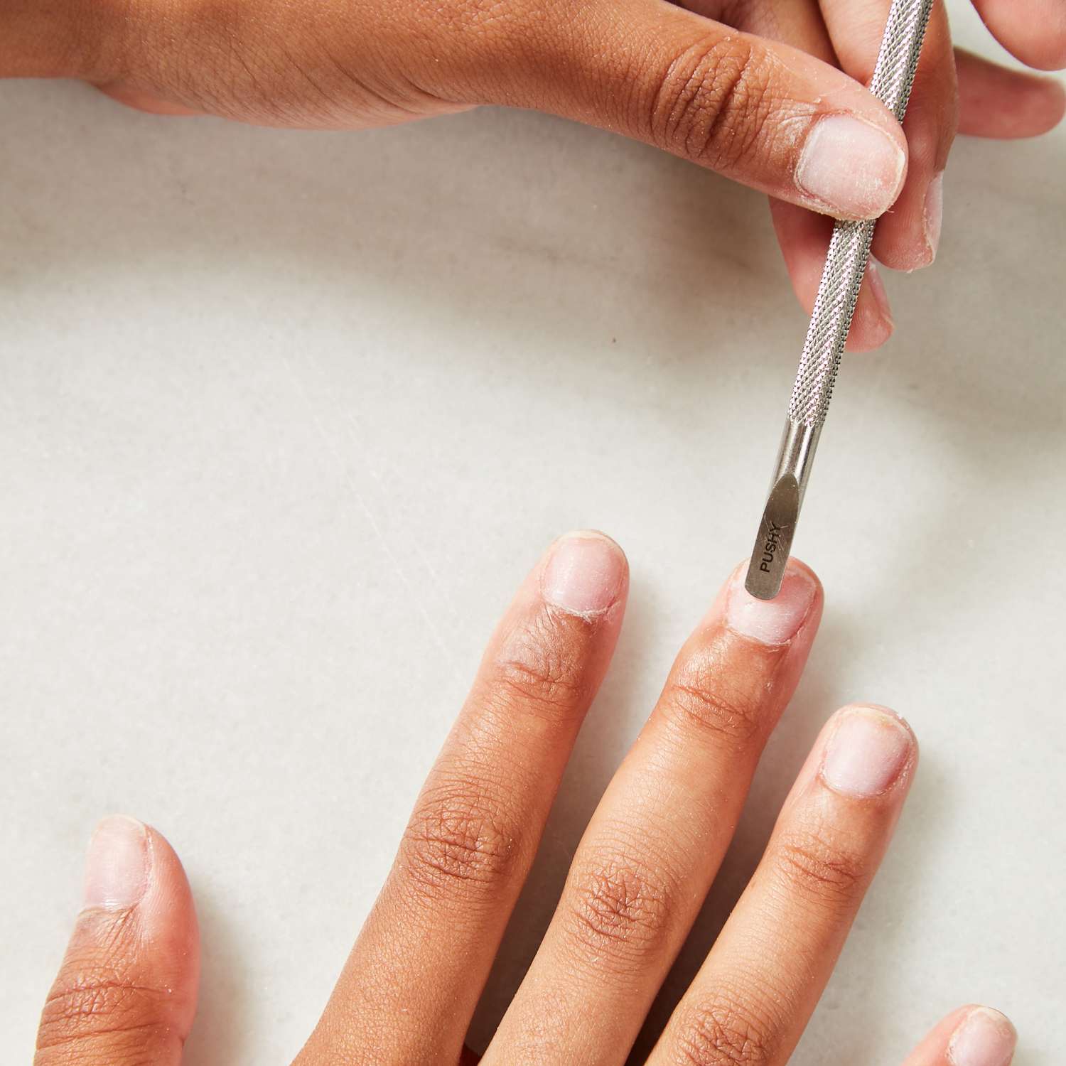 女人刮指甲