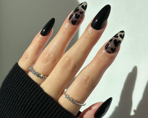 哥特式的指甲有三个情人节固体黑色钉子和两个纯粹的黑色的心