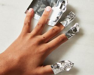 女人的指甲,部分包裹在铝箔