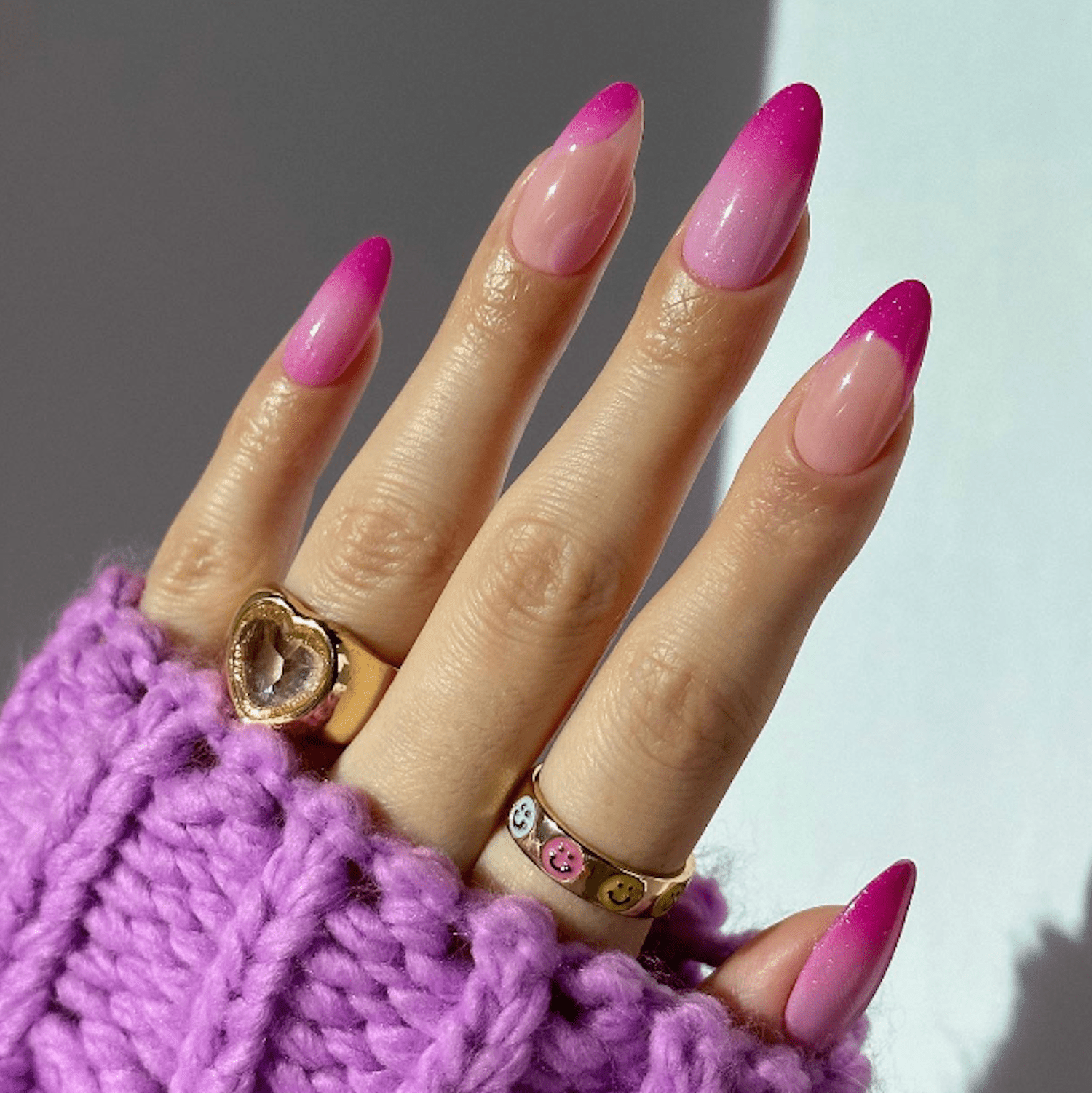 亮粉红色和深粉红色指甲与不同的细节在每个指甲上