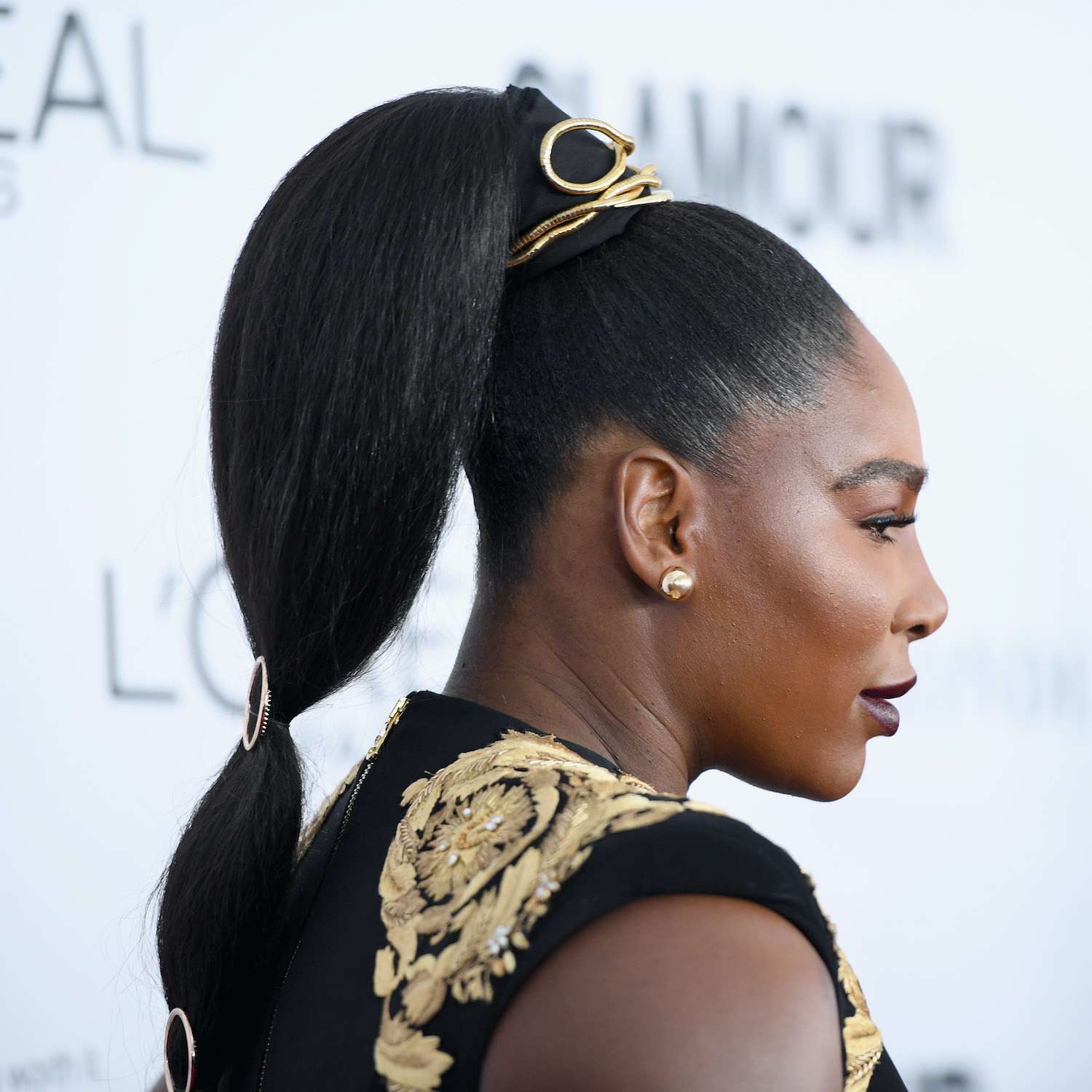 塞雷娜·威廉姆斯(Serena Williams)梳着时髦的泡泡高马尾，配上金色配饰