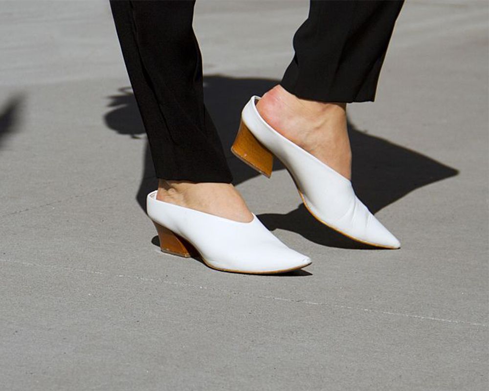 女人穿着白色高跟鞋