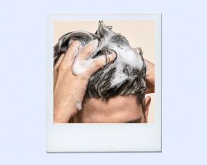 男子在头发上使用增稠洗发水