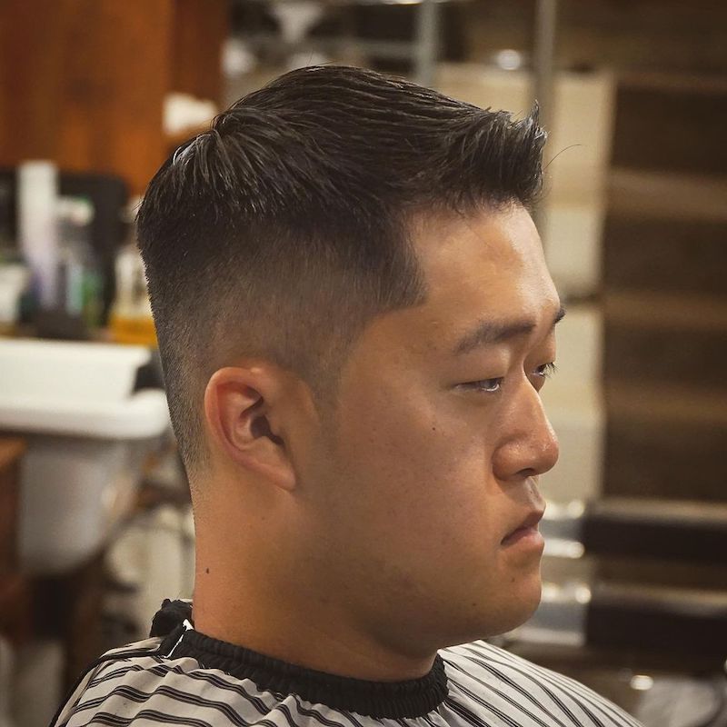 男人的侧面，剪裁，1950年代灵感的常春藤联盟发型