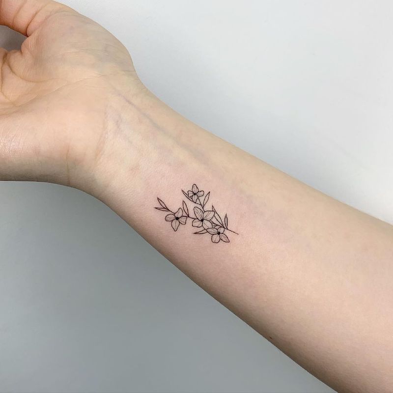 手腕上有四朵花的纹身