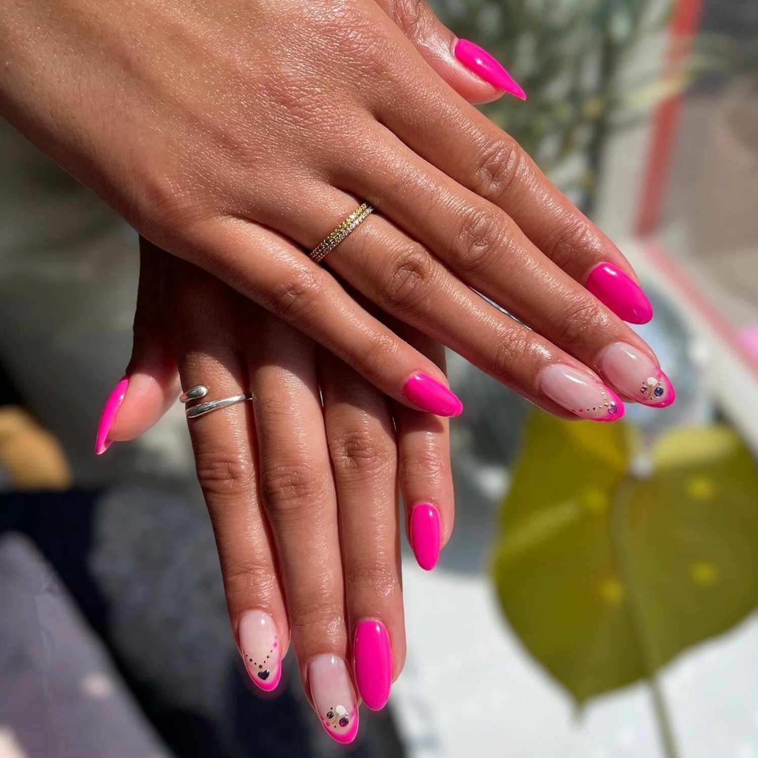 粉红色指甲与法国口音的指甲和宝石