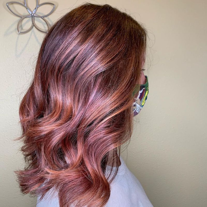 闪亮的玫瑰金balayage头发与光滑的卷发