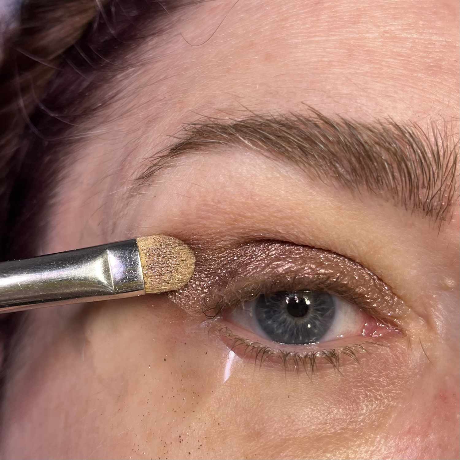 MAC化妆师Keri Blair在眼睑上用胶带涂眼影。