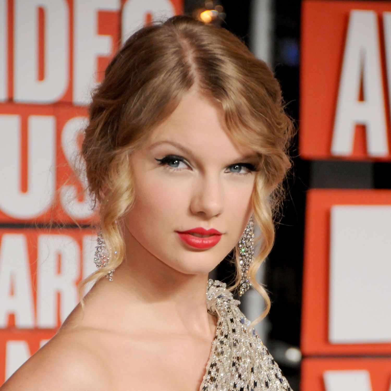 泰勒·斯威夫特(Taylor Swift)在2009年MTV vma颁奖礼上穿了一个低盘发和柔软的卷发