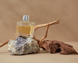 一瓶香水石油与岩石、棍子和木头
