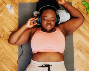 锻炼后黑女人躺在垫子上