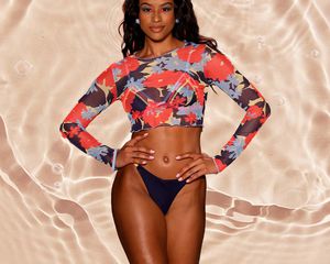 模特在2022年迈阿密游泳周期间穿着坦基尼