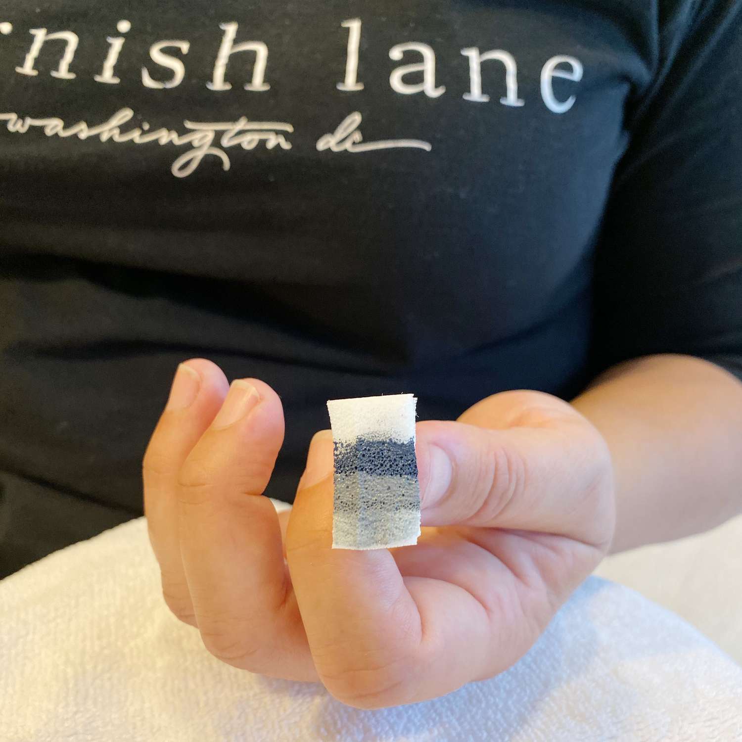 指甲海绵与蓝色和灰色的抛光条纹。