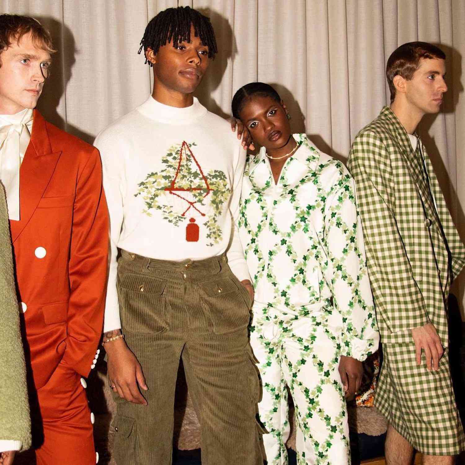 由四名身穿绿色、白色和橙色服装的模特组成，由Tanner Fletcher设计
