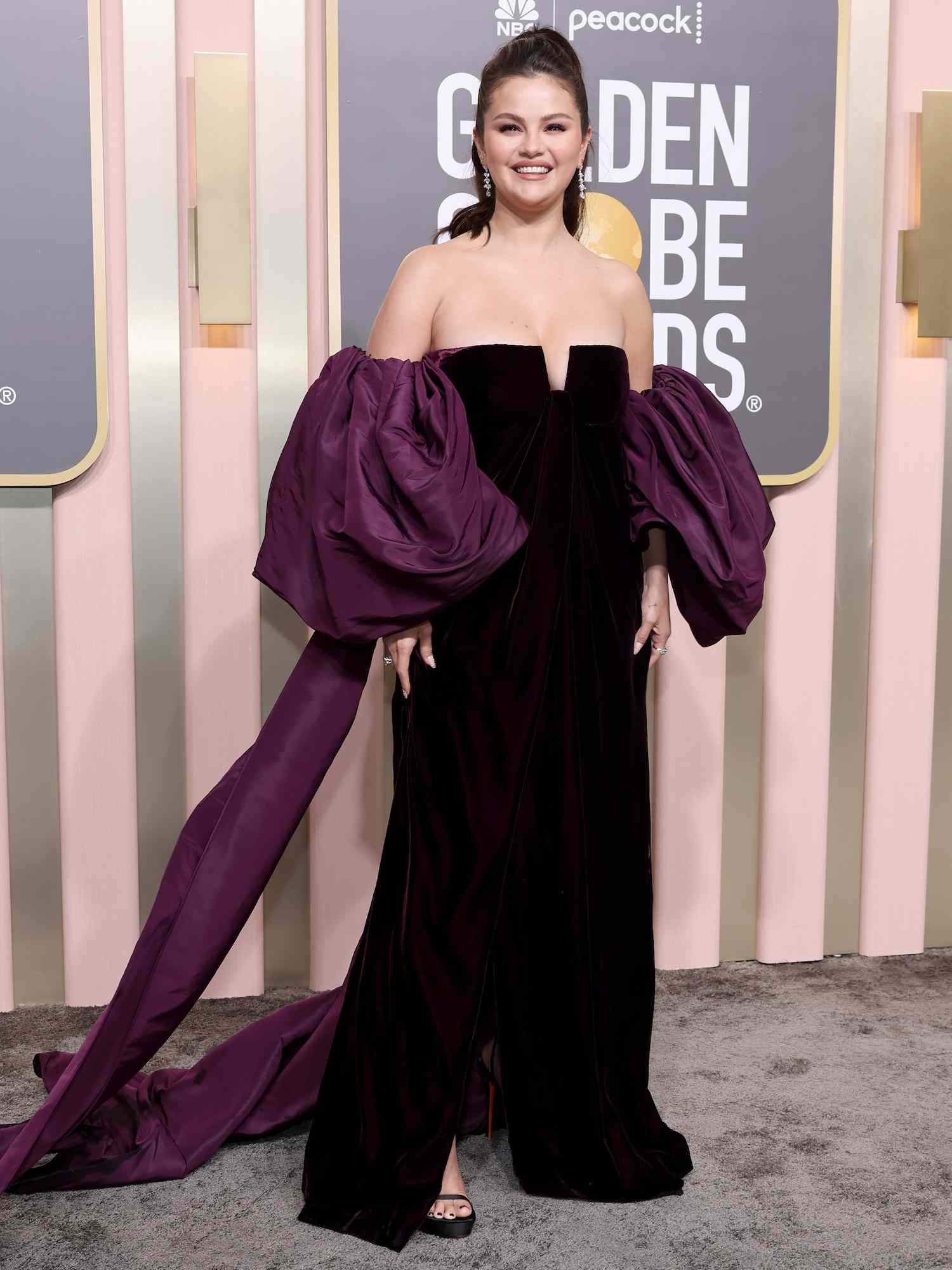 赛琳娜·戈麦斯身着华伦天奴紫色蓬松袖礼服出席2023年金球奖