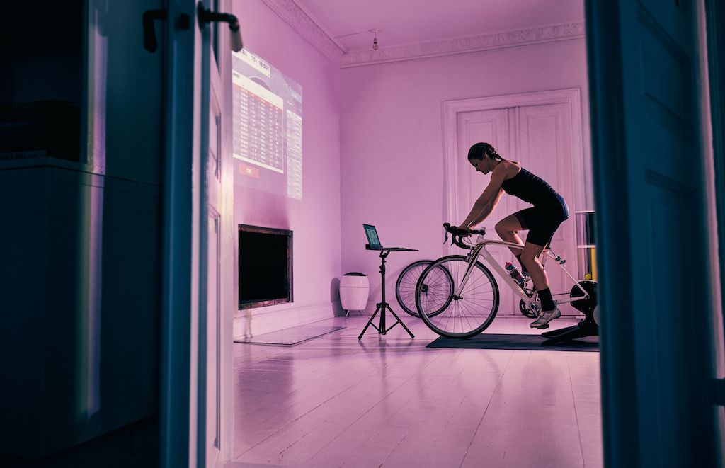 一个女人在客厅里骑健身自行车