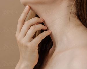 女人与长发性感触摸脖子的手指。