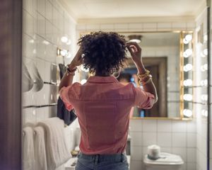 女人在浴室镜子前整理头发