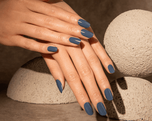 女人和灰蓝色的手指甲