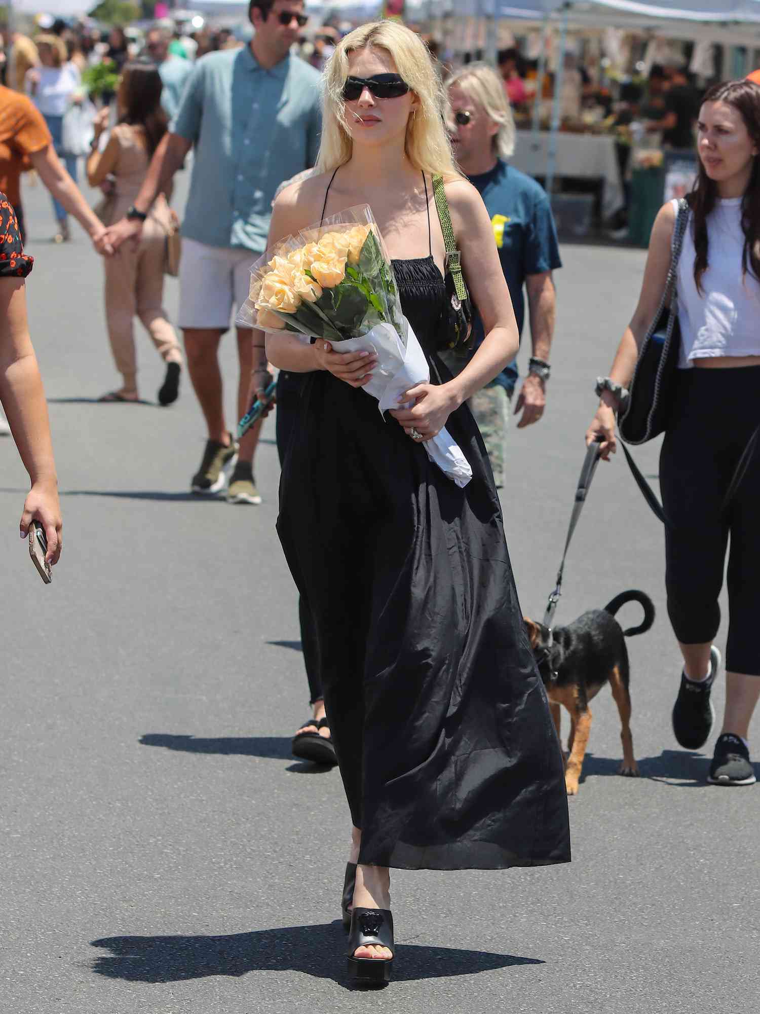 尼古拉·佩尔茨·贝克汉姆穿着黑色及地长裙、凉鞋和太阳镜来到洛杉矶农贸市场