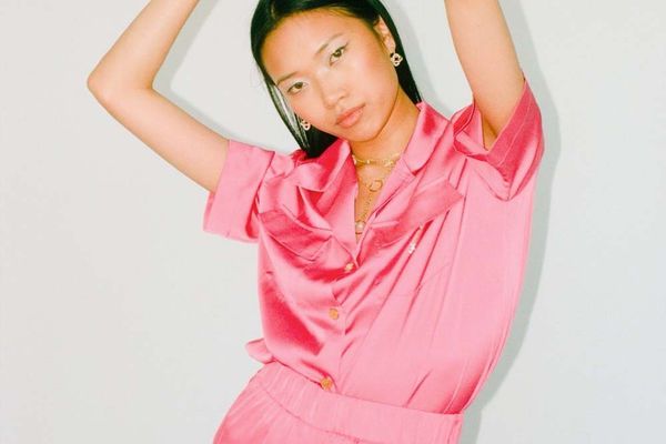 模特穿着粉红色的蒙特塞拉特短集。