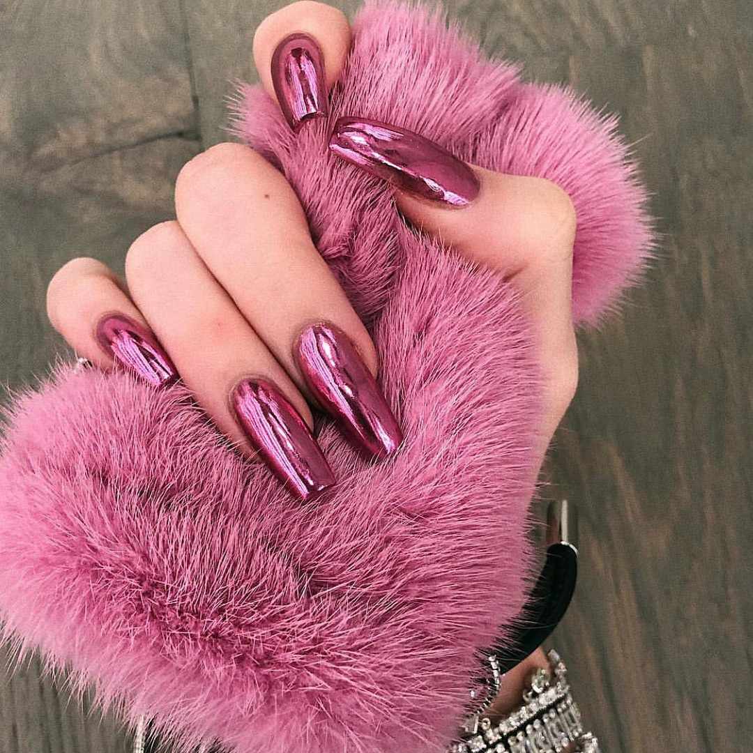 凯莉詹纳Chrome粉红色的指甲