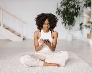 女人用手机准备冥想