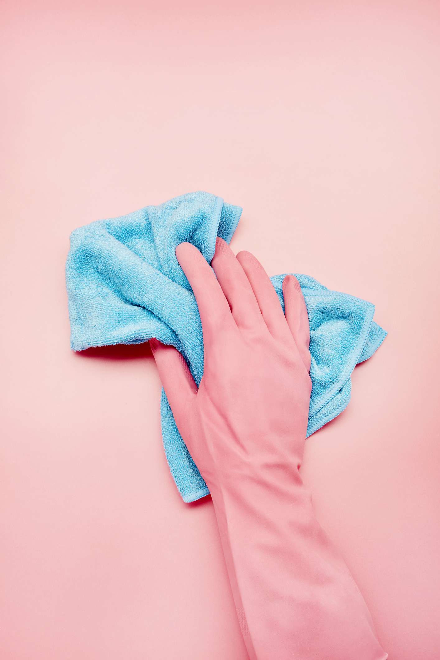 粉色背景的粉色乳胶手套