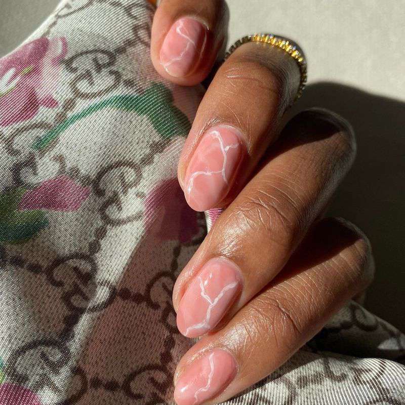 经典的指甲设计粉红色大理石
