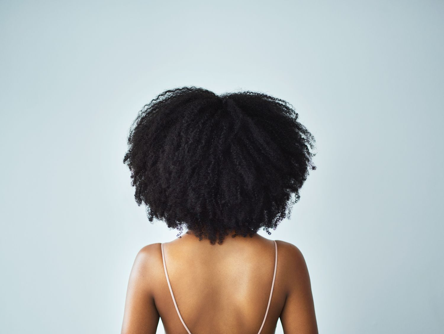 黑人女性的美丽的卷发