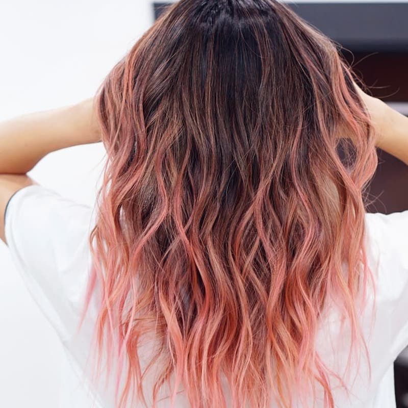长，波浪，火烈鸟粉红色的头发