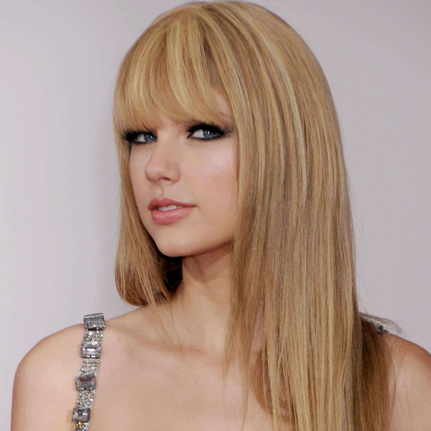 泰勒·斯威夫特在2010年全美音乐奖颁奖典礼上留着刘海的长发