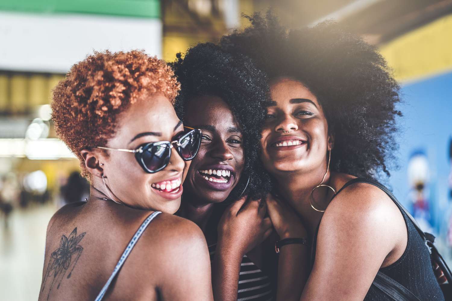 三个黑人女性与自然的头发