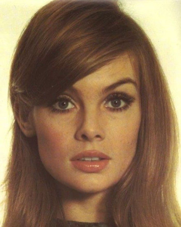 Jean Shrimpton 60年代的妆容，有光泽的嘴唇，粉色腮红，眼线笔和睫毛膏