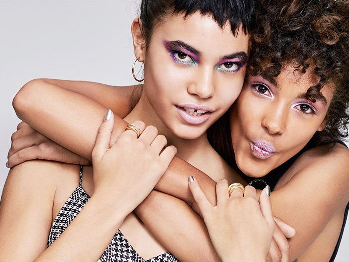 两个女人带紫色和青绿的眼影妆的样子