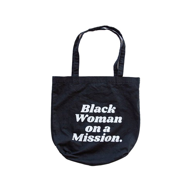 黑人妇女在使命手提袋