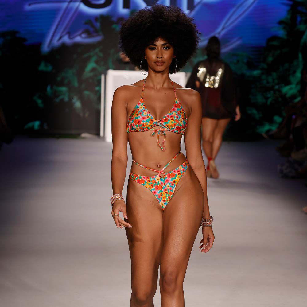 在2022年迈阿密游泳周期间，模特在JMP The Label时装秀上穿着比基尼。