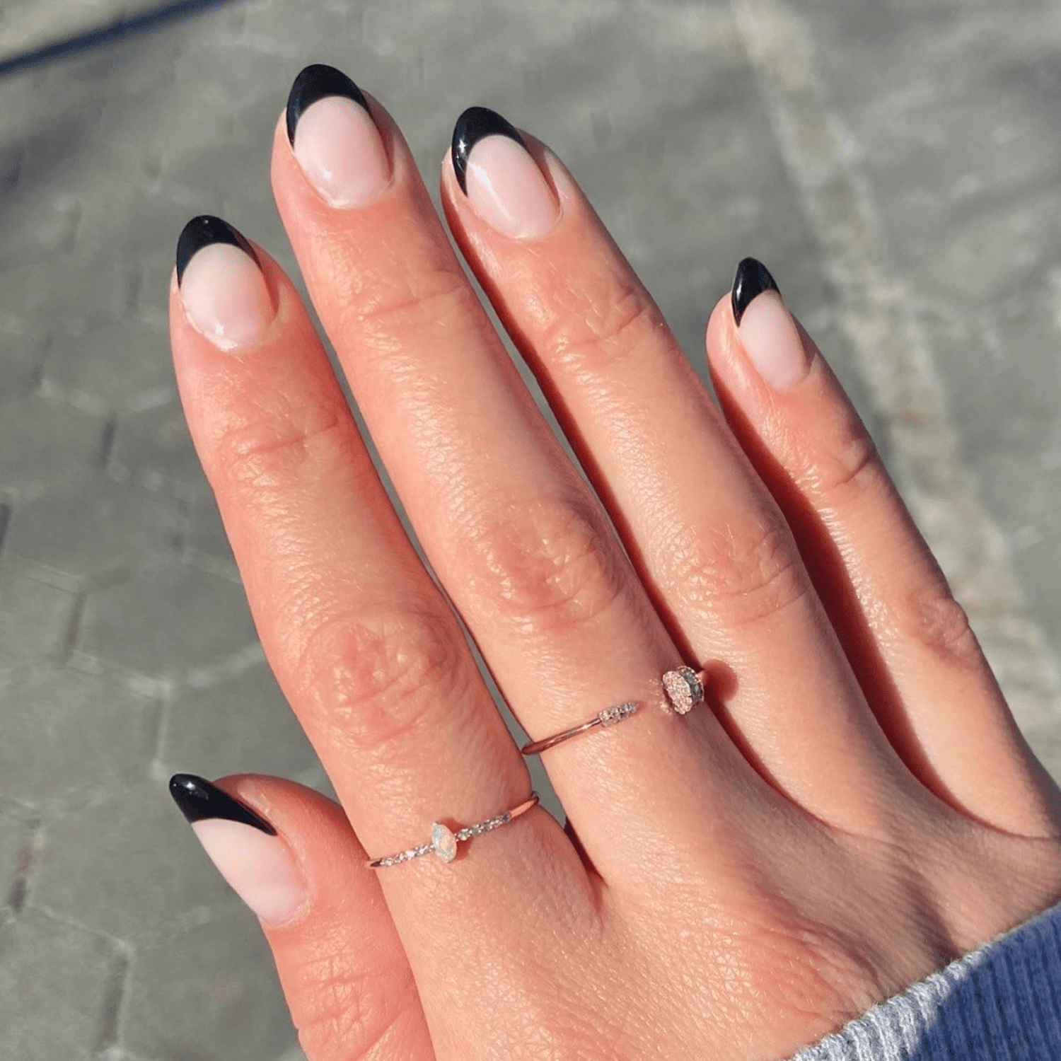 简单,经典黑色法国尖指甲与极简主义的闪亮的戒指
