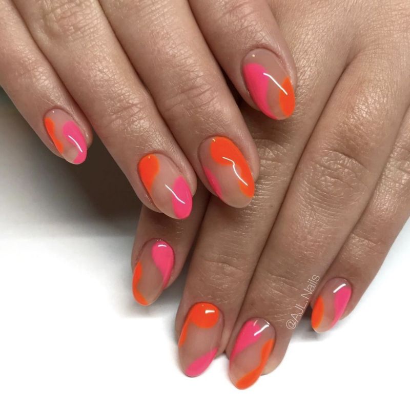 粉色和橙色的负空间指甲设计