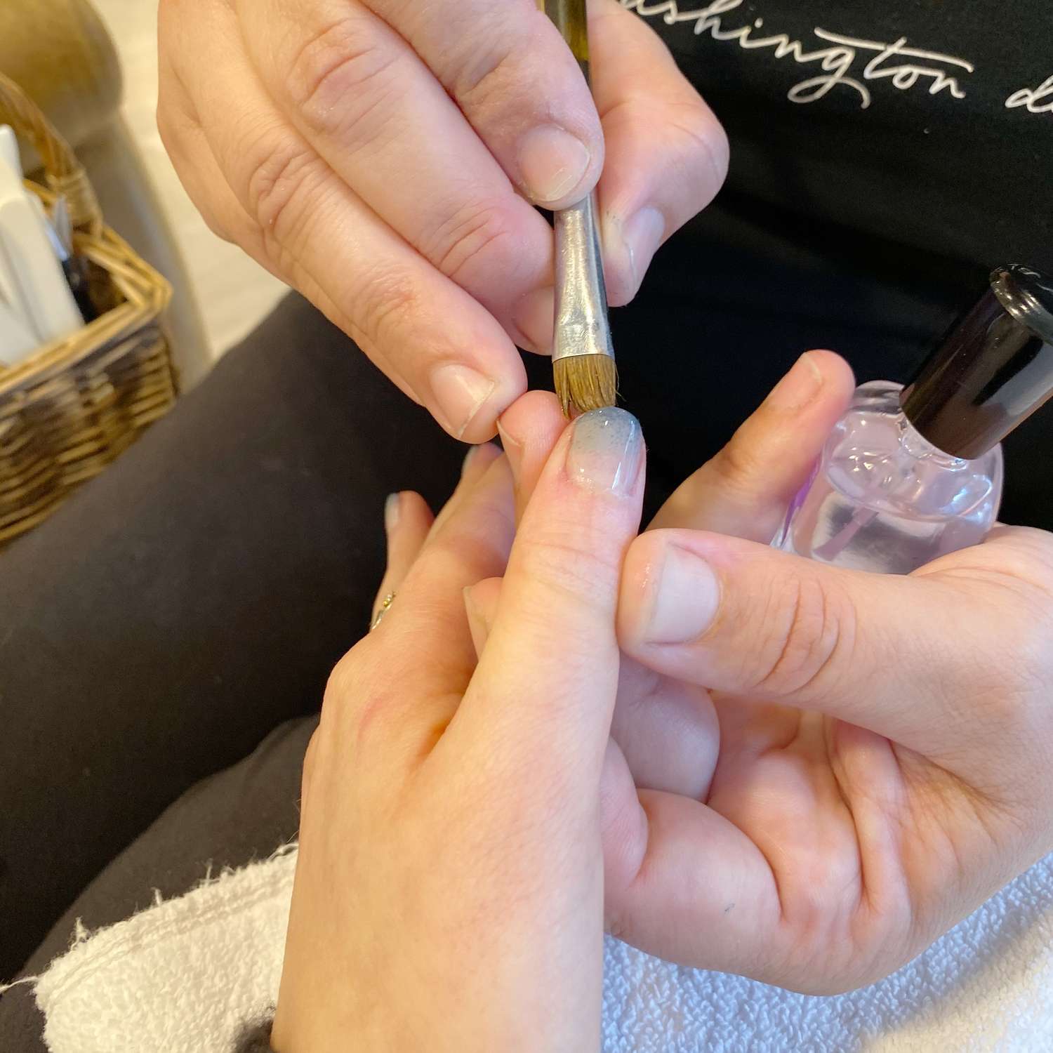 美甲师在每根指甲周围进行修饰。