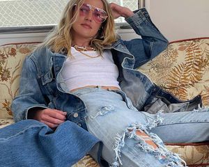 英格丽·安德丝穿着牛仔裤李维斯外套和粉色的太阳镜