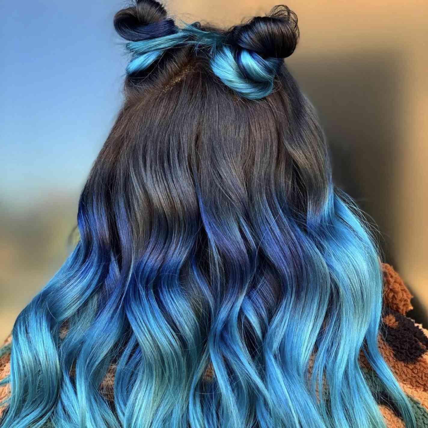蓝色卷发，双顶结