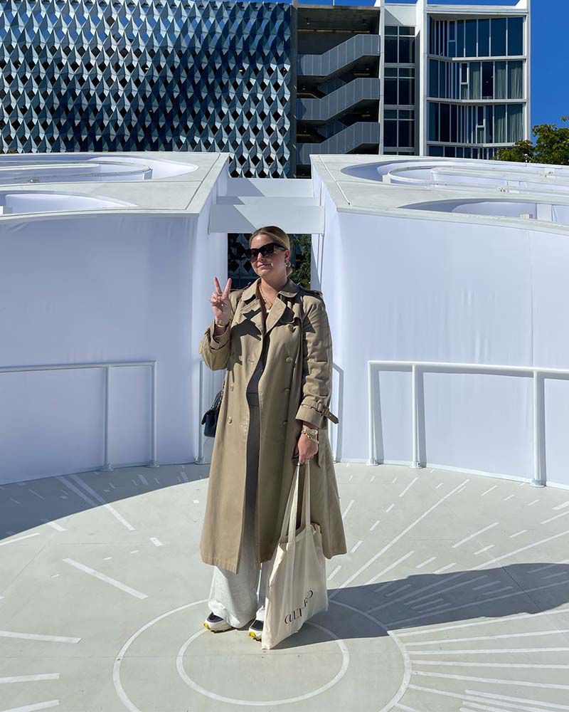 艾琳·克莱因伯格在阳光明媚的环境中穿着风衣