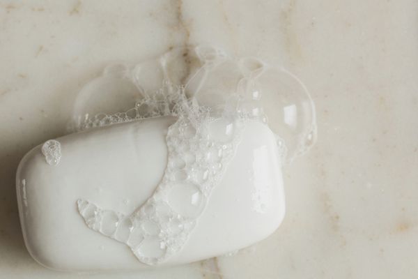 大理石表面的肥皂泡沫