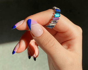 女人用蓝色colorblock修指甲