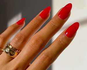 红指甲凝胶扩展修指甲。